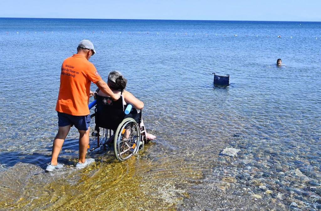 İzmir Büyükşehir Belediyesi Engelli Yurttaşları Denize Kavuşturuyor