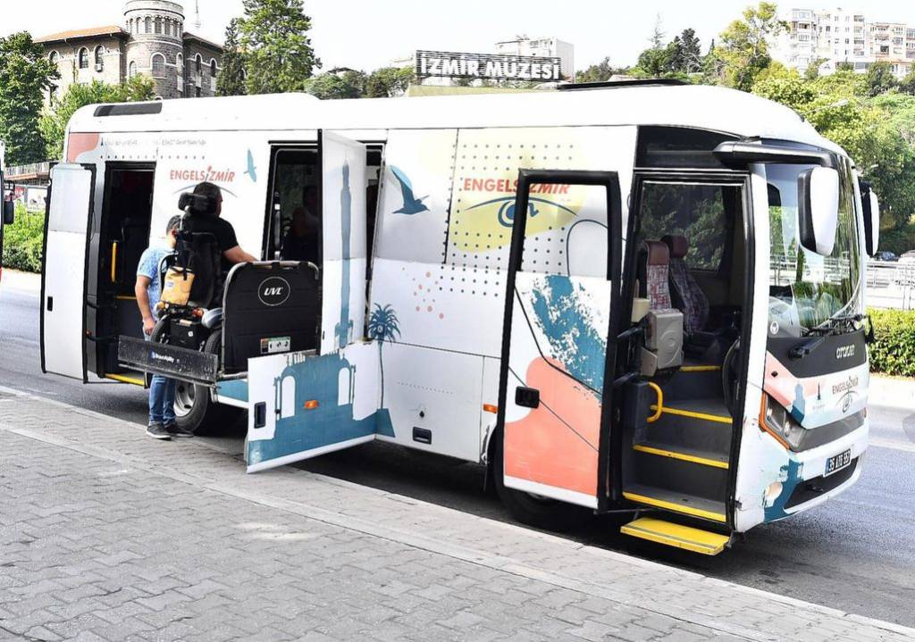 İzmir Büyükşehir Belediyesi Engelli Yurttaşları Denize Kavuşturuyor