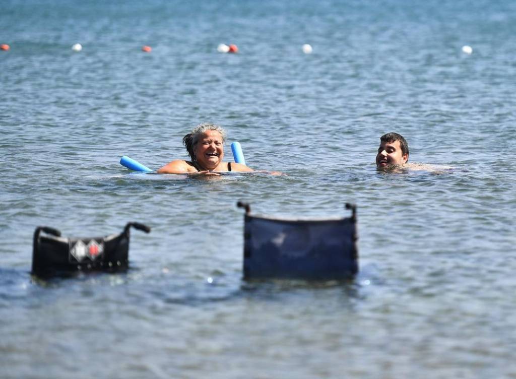 İzmir Büyükşehir Belediyesi Engelli Yurttaşları Denize Kavuşturuyor
