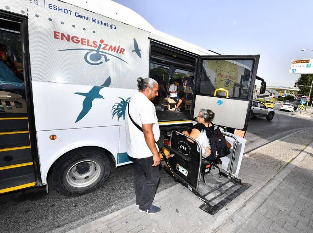 İzmir Büyükşehir Belediyesi Engelli Yurttaşları Denize Kavuşturuyor