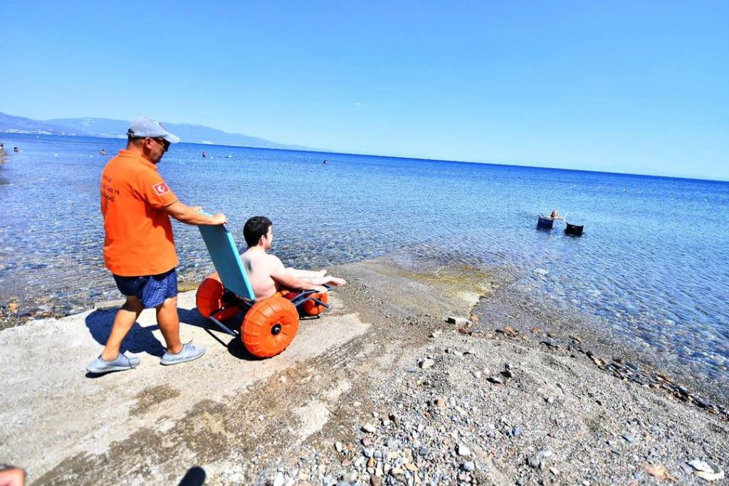 İzmir Büyükşehir Belediyesi Engelli Yurttaşları Denize Kavuşturuyor