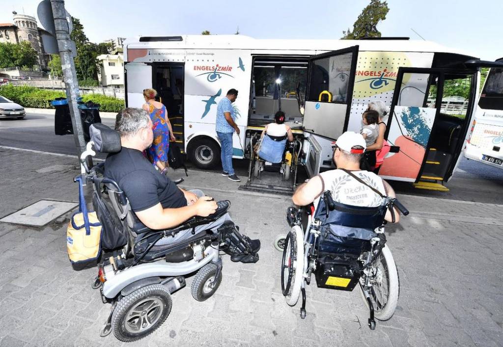 İzmir Büyükşehir Belediyesi Engelli Yurttaşları Denize Kavuşturuyor