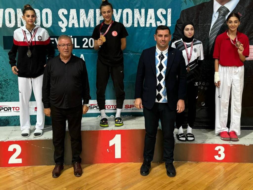 İzmirli Tekvandocular Türkiye Şampiyonası'ndan Madalyalarla Döndü