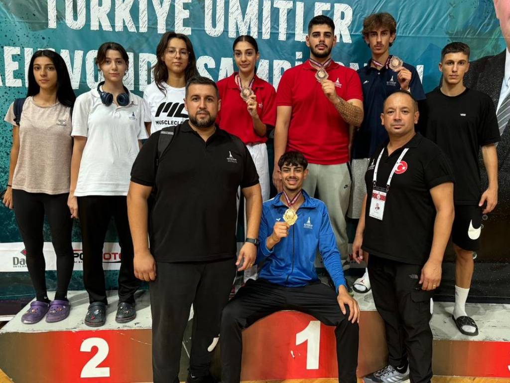 İzmirli Tekvandocular Türkiye Şampiyonası'ndan Madalyalarla Döndü